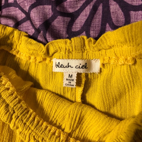 Adorable yellow crop top - Picture 2 of 4